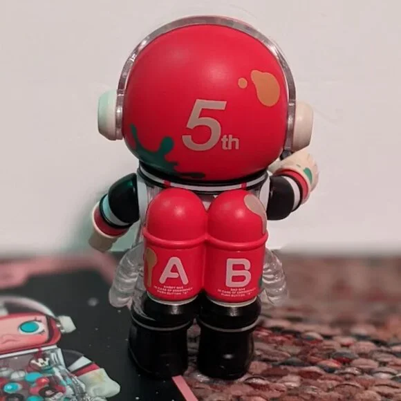 Popmart 100% mega space Molly  "Graffiti" - Picture 3 of 5